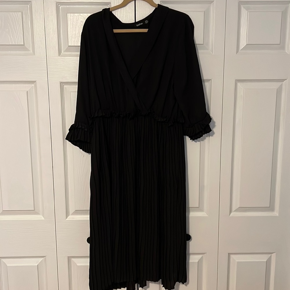 Pleated midi black dress